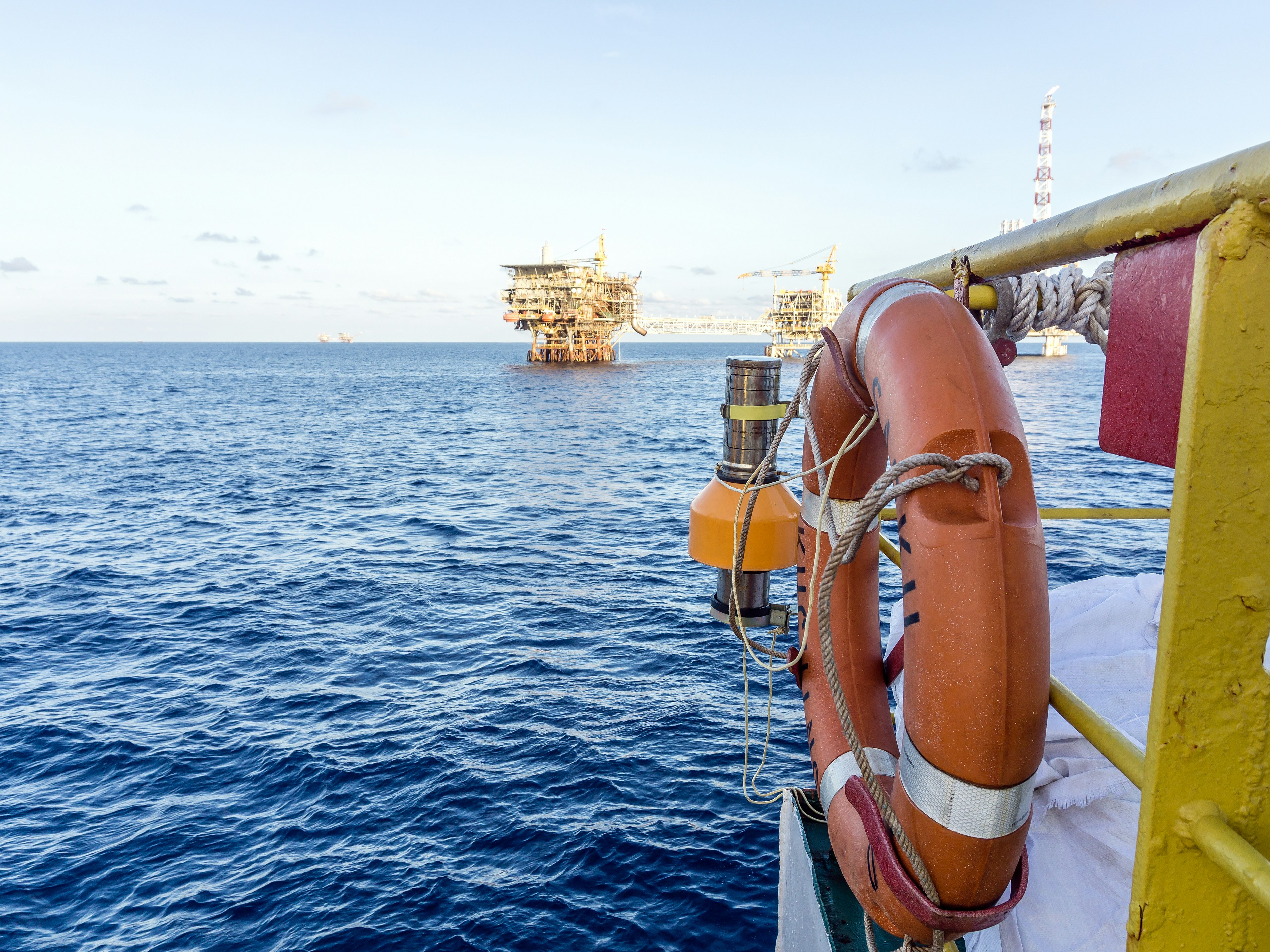 Záchranný kruh na stavebním člunu s EPIRB na ropném poli