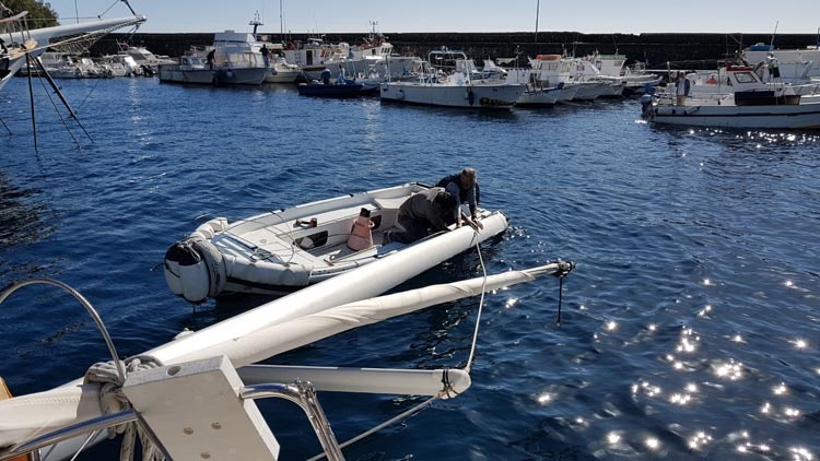 Ein Boot mit einem gefallenen Mast in einer Marina
