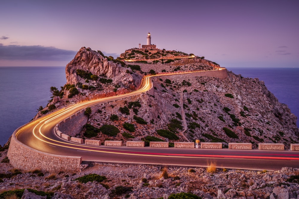 Maják Cap de Formentor na španělských Baleárských ostrovech Mallorca při západu slunce