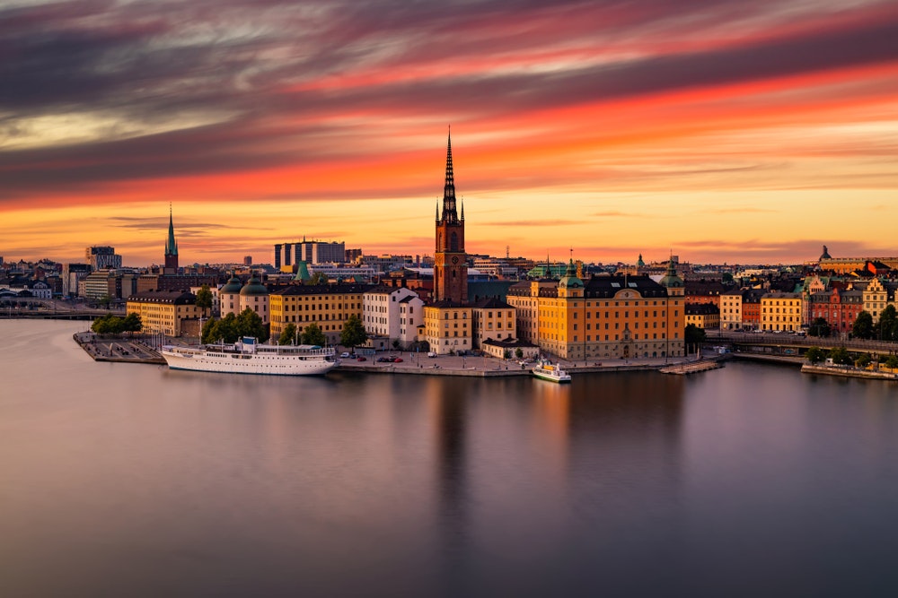 Naturskjønn panoramautsikt over Gamla Stan i Gamlebyen i Stockholm ved solnedgang, Sveriges hovedstad