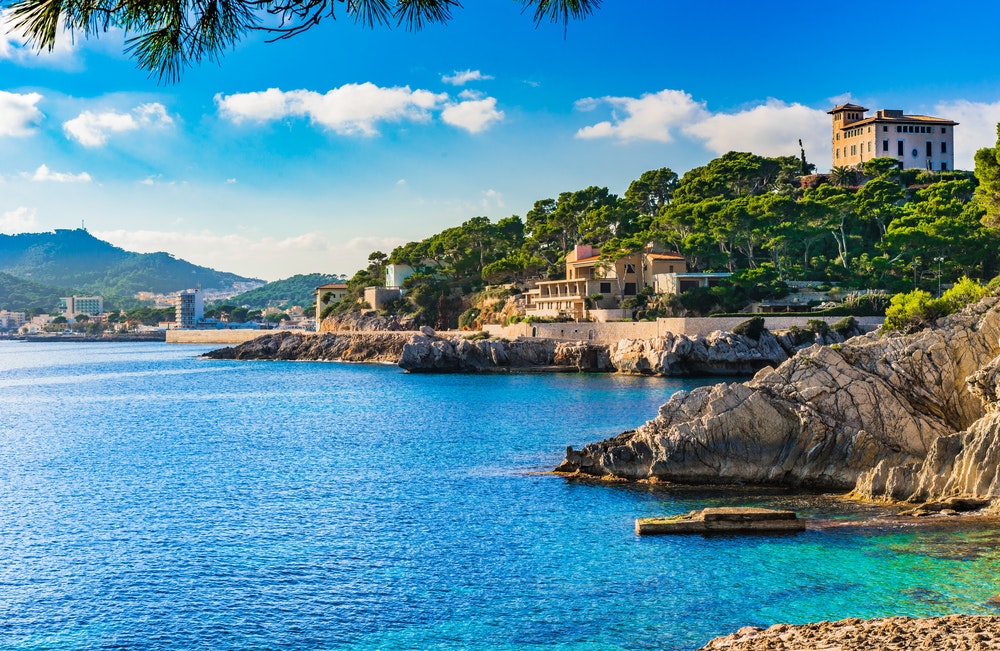 Přímořská scenérie ostrova Mallorca a její idylické pobřeží zvané Cala Rajada. 