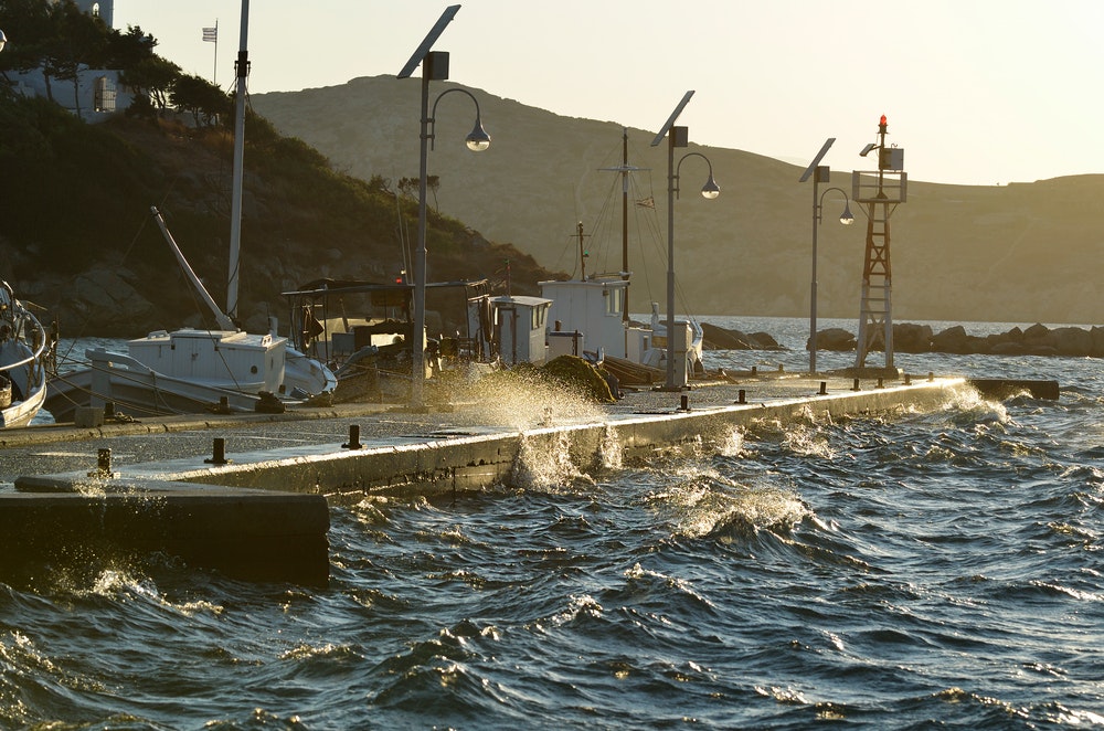 Molo přístavu bičovaného meltemi na západním pobřeží řeckého ostrova Ios v souostroví Kyklady.