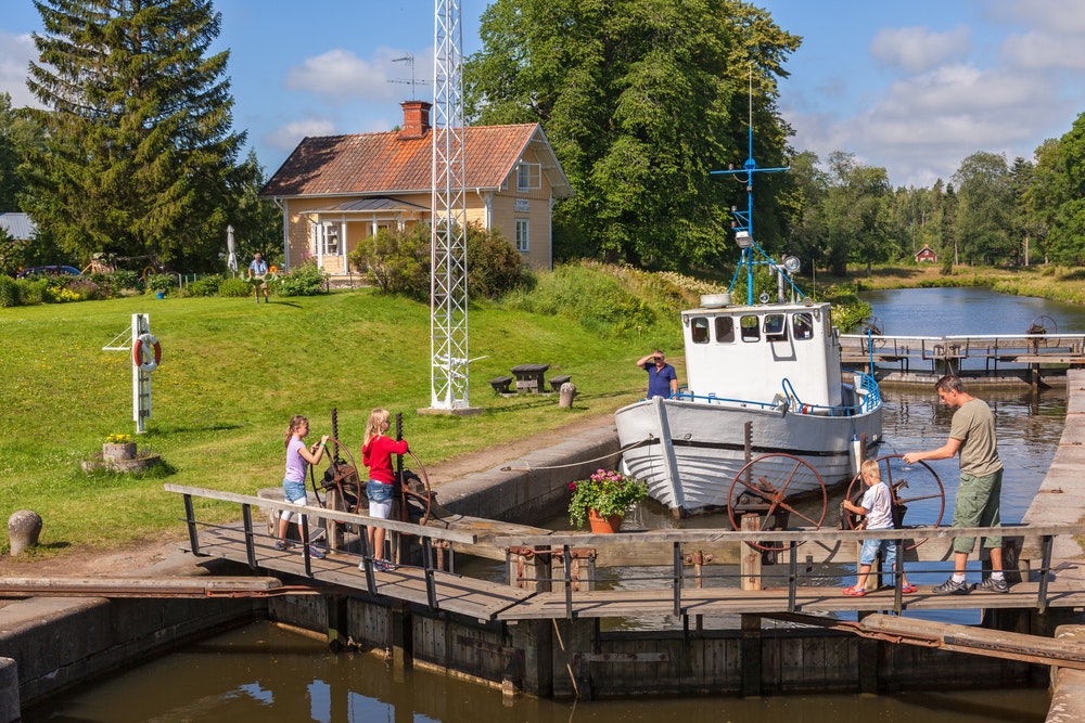 Ein Hausboot fährt durch die Schleusen des Göta-Kanals in Schweden