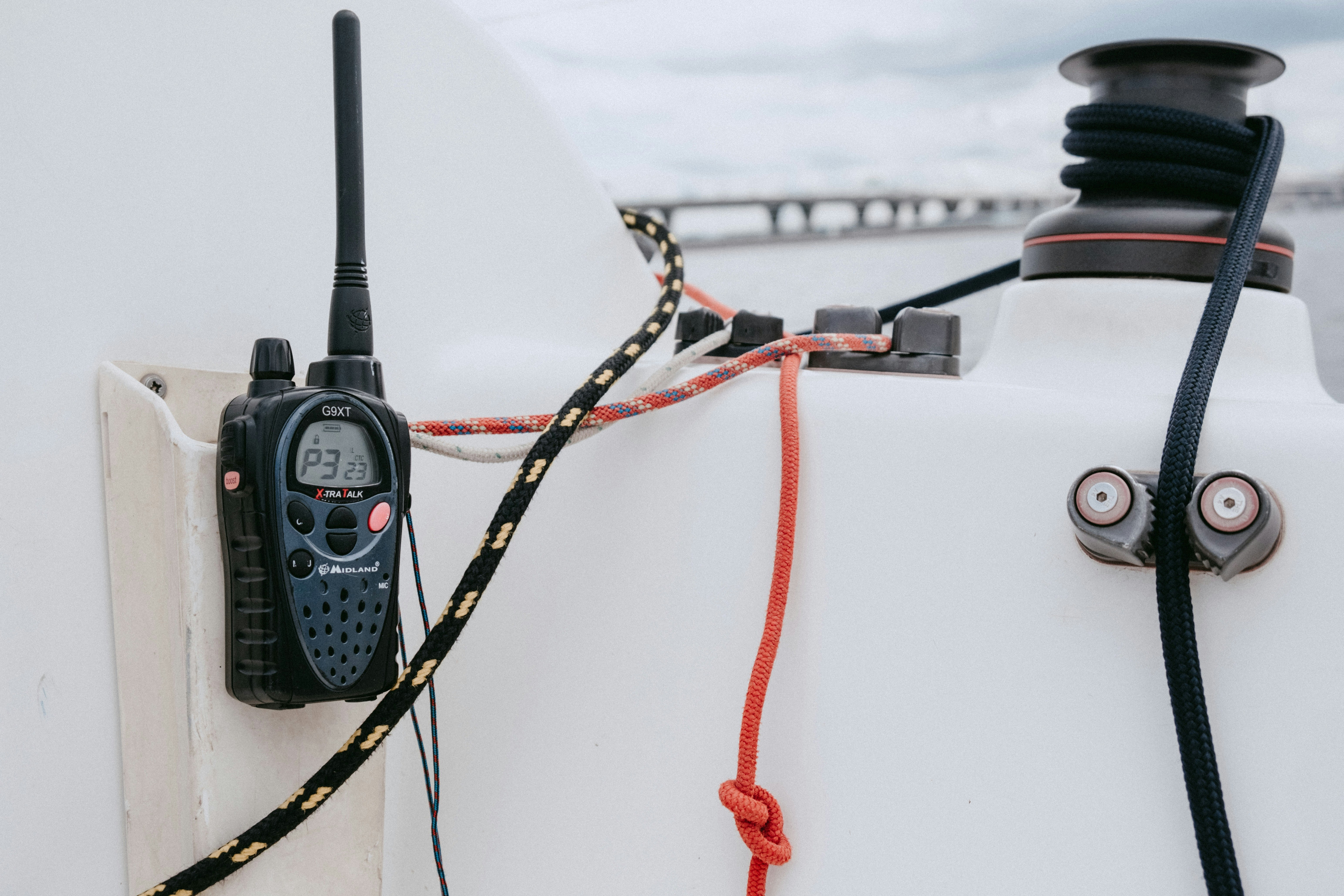 Kvalitní vysílačka patří k základnímu vybavení jachty