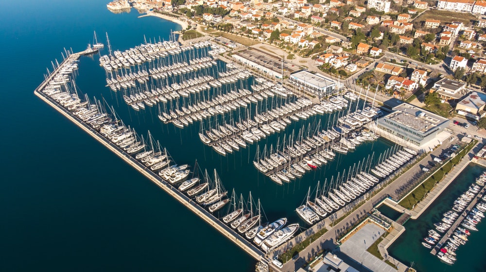 Aerofotografinė nuotrauka, uostas tarp Trogiro ir Splito, Kroatija. 