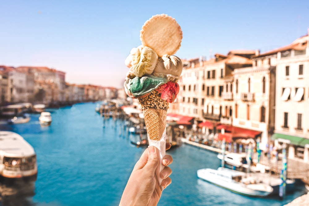 Skanūs ledai nuostabioje Venecijoje, Italijoje, priešais vandens kanalą ir istorinius pastatus