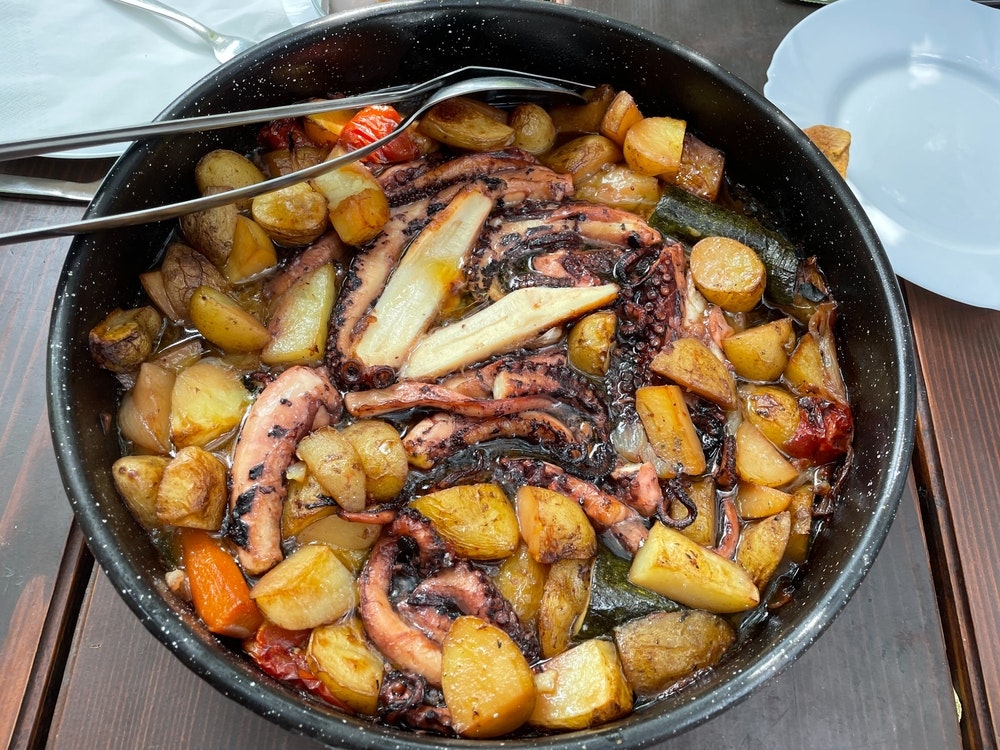 Ispod Peke - tradiční pokrm z chobotnic v chorvatské kuchyni